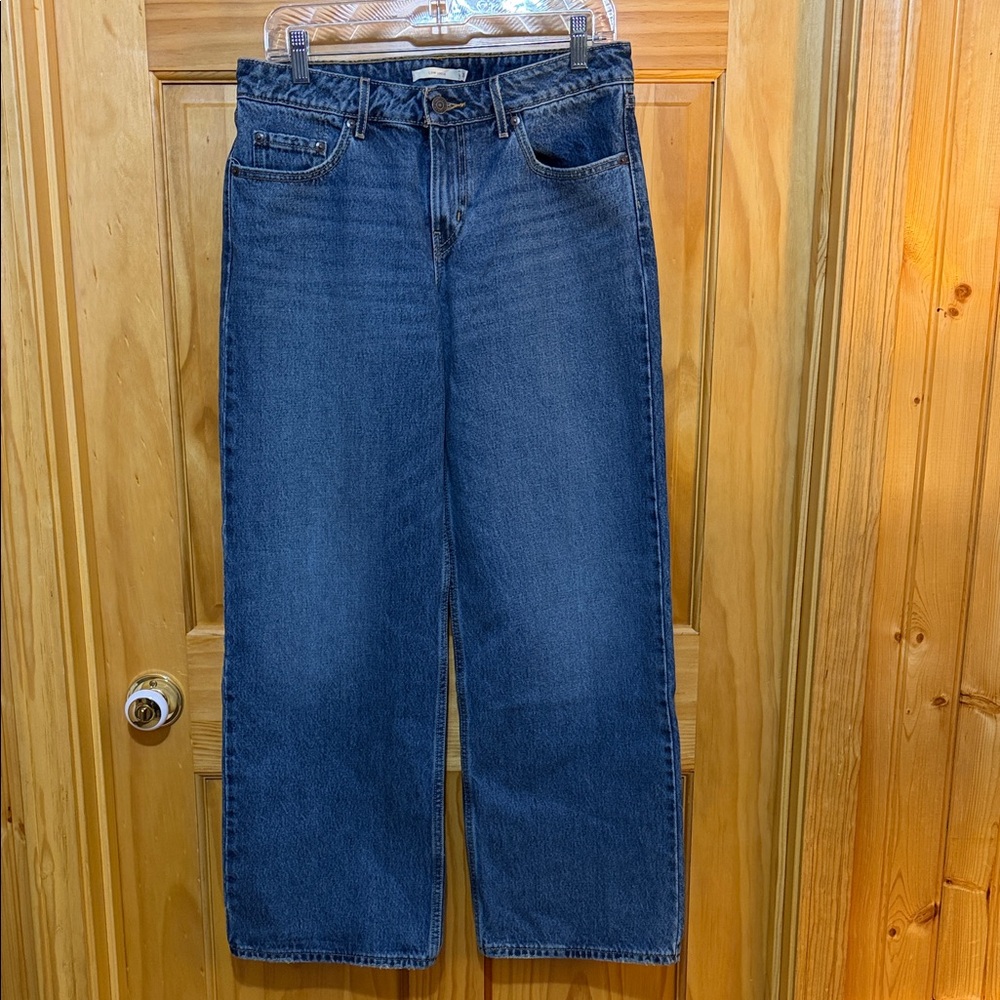 Levi's Woman’s Low Loose Wide-Leg Jeans in Medium Blue, Size 29X30